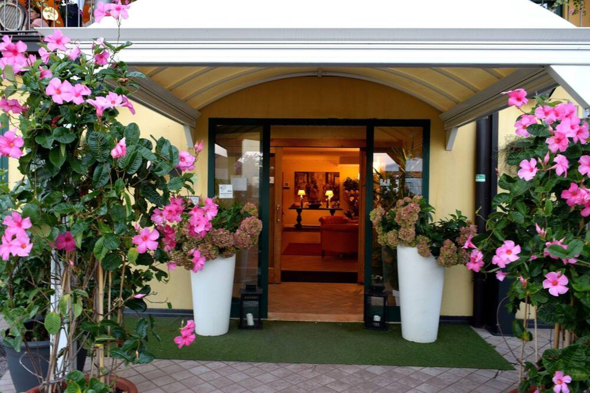 Ahg Riva Del Sole Hotel - Adults Only Moniga del Garda Exterior photo